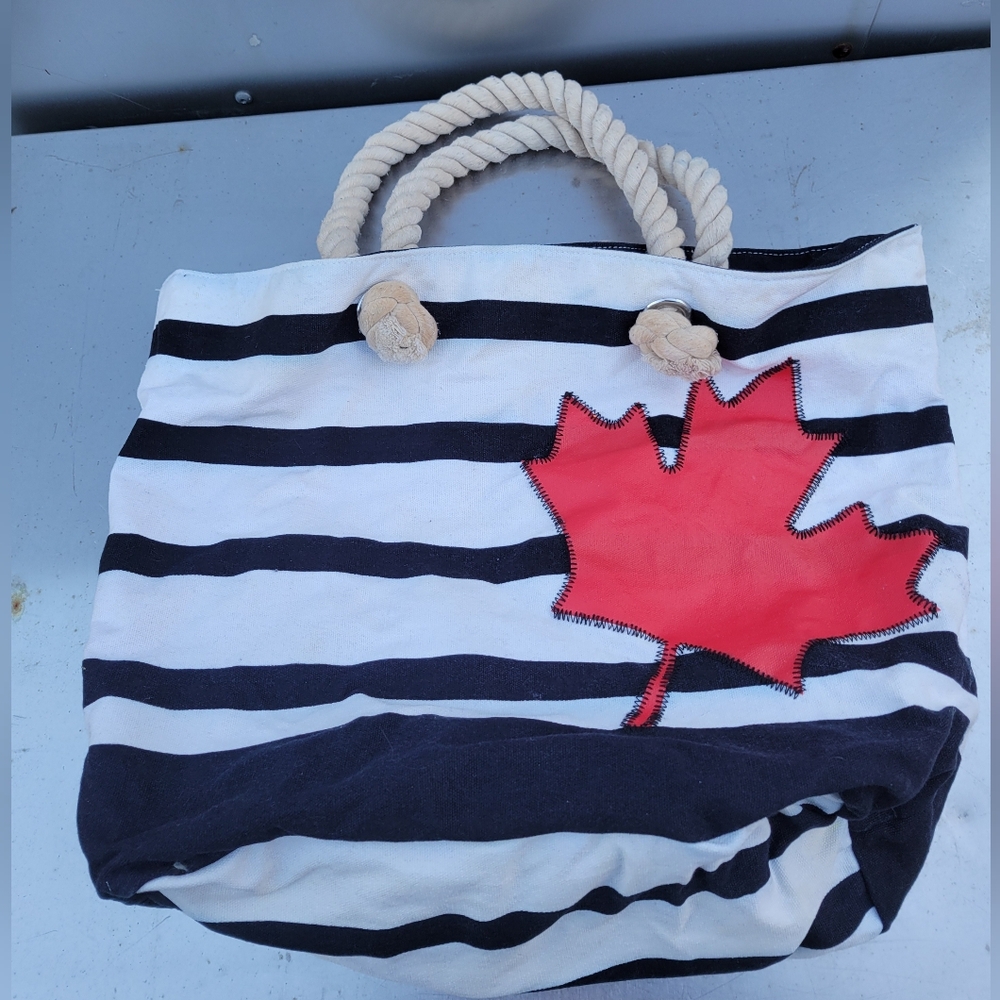 OLD NAVY Canadian beach tote bag in good condition.
